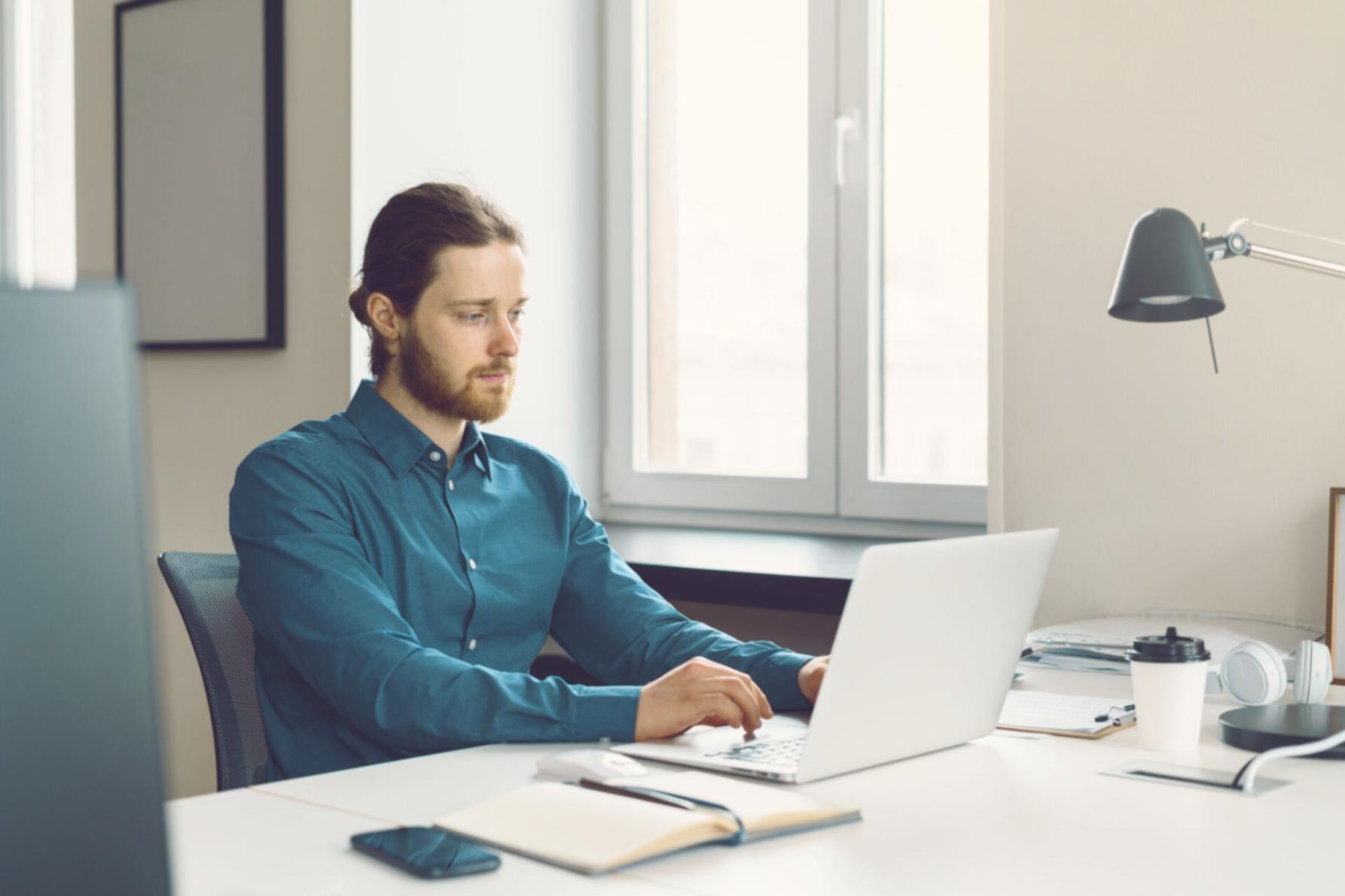 Teilnehmer während einer interaktiven Lerneinheit in konzentrierter Atmosphäre